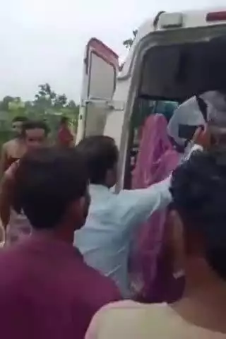 टीकमगढ़: टीकमगढ़-सागर रोड पर गुदनवारा गांव के पास यात्रियों से भरा पिकअप पलटा, एक ही परिवार के दर्जन भर लोग घायल