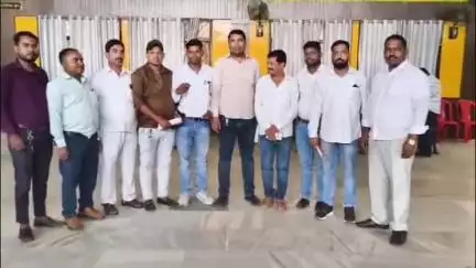 नौतनवा: सोनौली नगर पंचायत के सभासदों ने कलक्ट्रेट परिसर में डीएम को सौंपा ज्ञापन, अध्यक्ष पर लगाए गंभीर आरोप