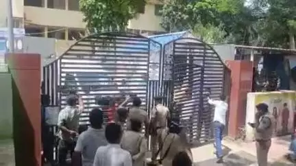 हाजीपुर: कैदी के मौत के बाद पुलिस अधीक्षक एवं डीएम कार्यालय का विधायक एवं परिजनों ने किया घेराव