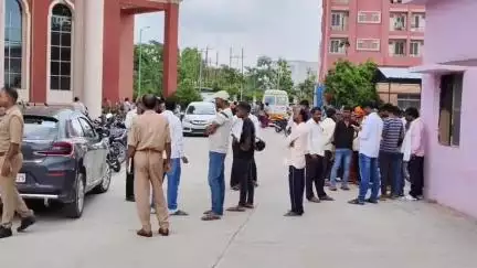 पडरौना: कुशीनगर के महारानी गाँव में सांप काटने से महिला की मौत, इलाज में लापरवाही का आरोप, परिजनों ने अस्पताल में किया हंगामा