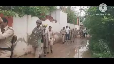 सीकर: सीकर की बंजारा बस्ती में लोगों ने वन विभाग और पुलिस टीम पर की पत्थरबाजी