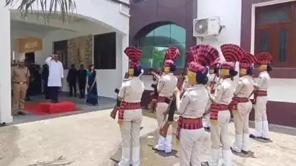 जहानाबाद: बिहार सरकार के मंत्री श्री अशोक चौधरी को जिले में आगमन पर दिया गया गार्ड ऑफ ऑनर, डीएम और एसपी रहे मौजूद
