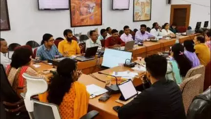कुरई: कलेक्ट्रेट सभा कक्ष में कलेक्टर ने राजस्व प्रकरणों और विभागीय योजनाओं की प्रगति की समीक्षा की