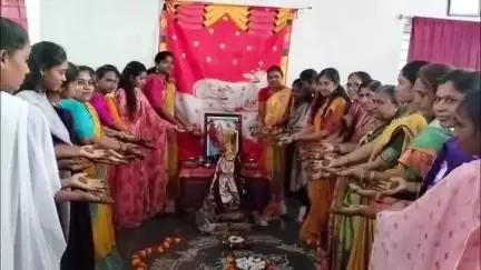 జగిత్యాల: వాల్మీకి సేవా భారతి ఆధ్వర్యంలో గోరింటాకు వేడుకలు.