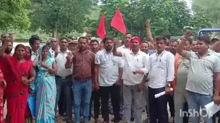 गावां: गावां ब्लॉक गेट पर बालू लदे ट्रैक्टर पर कार्रवाई के खिलाफ भाकपा माले का धरना