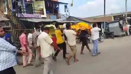 बिसवां: रेउसा के मिष्ठान व्यवसायी का हृदय गति रुकने से निधन, कस्बे के व्यवसायियों ने दिन भर प्रतिष्ठान बंद रखकर जताया शोक