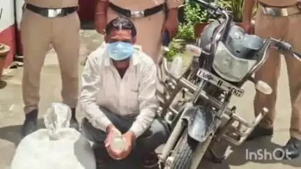 हल्द्वानी: चोरगलिया पुलिस ने अवैध शराब के अलग-अलग मामलों में 2 अभियुक्तों को किया गिरफ्तार, कुल 100 पाउच कच्ची शराब बरामद