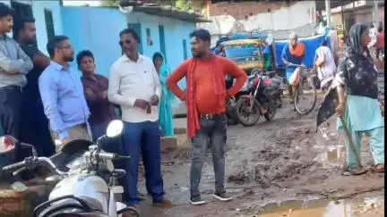 कैरो: मस्जिद के पास जलजमाव की स्थिति का सीओ के निर्देश पर पंचायत सचिव, अंचल अमीन व मुखिया समेत अधिकारियों ने किया निरीक्षण