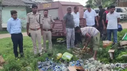 कुर्सेला: जिला पदाधिकारी के निर्देश पर कुर्सेला थाना में 368.83 लीटर अंग्रेजी व 190 लीटर देसी शराब नष्ट की गई
