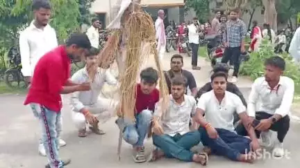 जमुई: केकेएम कॉलेज में एबीवीपी ने प्राचार्य की गैरहाजिरी और अव्यवस्था पर प्राचार्य का पुतला फूंककर किया प्रदर्शन