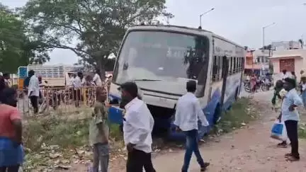 உளுந்தூர்பேட்டை: உளுந்தூர்பேட்டையில் சாலையோர தடுப்புகளை உடைத்து பள்ளத்தில் இறங்கிய அரசு பேருந்தால் பரபரப்பு