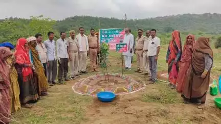 मोठ: गुरसरांय रेंज के सेमरी कछियान में 15 हेक्टेयर भूमि पर हुआ भव्य पौधारोपण, वन महोत्सव में हरिशंकरी से लेकर नीम-जामुन तक