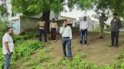 फतेहाबाद: एसडीएम फतेहाबाद अभय सिंह ने प्राथमिक विद्यालय धारापुरा का निरीक्षण किया, विद्यालय के शौचालय में नहीं मिले दरवाजे