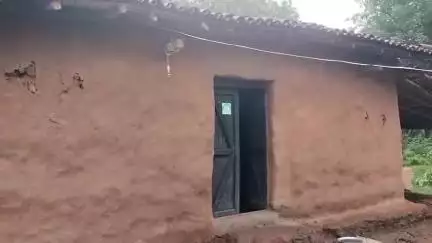 केरसई: सिम्हातु गट्टीबान्दू गांव में जंगली हाथी ने महिला किसान के घर को बनाया निशाना, घर क्षतिग्रस्त