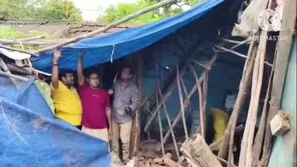 आदित्यपुर गम्हरिया: हाड़ीभांगा में बारिश के कहर, बारिश के कारण  ढह गया गरीब का मकान #jansamasya