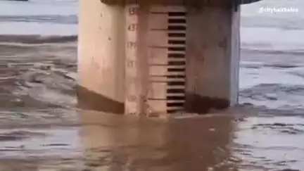 फर्रुखाबाद: जिले में चेतावनी बिंदु पर पहुंचा गंगा का जलस्तर, धरौर बांध से गंगा में छोड़ा गया 42160 क्यूसेक पानी, ग्रामीण परेशान