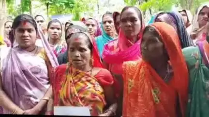 जबेरा: पुरनयाऊ में अवैध शराब बिक्री बंद करने के लिए महिलाओं ने पुलिस अधीक्षक को ज्ञापन सौंपा, कार्रवाई की मांग