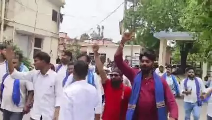 सहारनपुर: आसपा कार्यकर्ताओं ने विद्यालयों को मर्ज किए जाने के विरोध में प्रदर्शन कर डीएम को ज्ञापन सौंपा #jansamasya