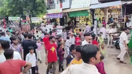 बेगुं: मोहर्रम पर्व के अवसर पर मुस्लिम समुदाय के युवाओं ने बेगू नगर में निकाला छड़ी का जुलूस