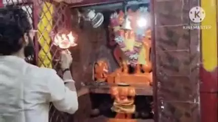 बांधवगढ़: उमरिया जय स्तंभ स्थित हनुमान मंदिर में पुजारी ने हनुमान जी और शनि देव की उतारी आरती, भक्त हुए शामिल
