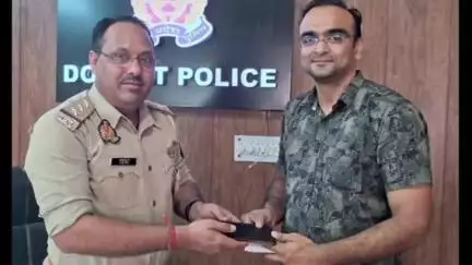 खेकड़ा: थाना दोघट पुलिस ने गुम हुए मोबाइल फोन को CEIR PORTAL के माध्यम से खोजकर मोबाइल स्वामी को सुपुर्द किया
