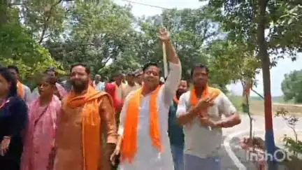 मुज़फ्फरनगर: युवती से बलात्कार के आरोपी की गिरफ्तारी पर छपार थाने में धरने पर बैठे शिवसेना कार्यकर्ता, गिरफ्तारी न होने पर दी चेतावनी