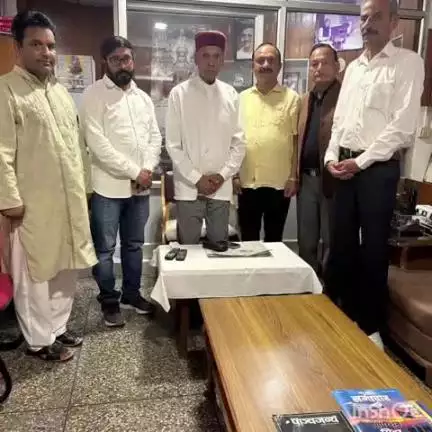 भोटा: पूर्व CM प्रो. प्रेम कुमार धूमल से चम्बा व भरमौर के पूर्व विधायकों पवन नैयर और जिया लाल कपूर ने समीरपुर में की भेंट