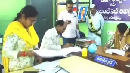 కొండమల్లేపల్లి: మండల తహసిల్దార్ కార్యాలయాన్ని ఆకస్మికంగా తనిఖీ చేసిన జిల్లా కలెక్టర్ ఇలా త్రిపాఠి
