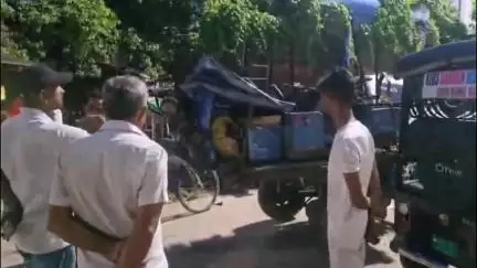 बाढ़: बाढ़ थाना क्षेत्र के चोन्दी में दिन-दहाड़े ई-रिक्शा चोरी, पुलिस ने क्षतिग्रस्त हालत में किया बरामद