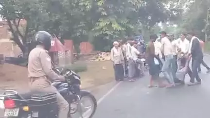 एटा: नगला डुंडा के समीप वाहन बचाने के कारण बाइक फिसली, चालक गंभीर घायल, बाइक हुई क्षतिग्रस्त, वीडियो आया सामने