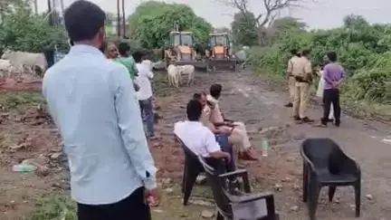 निवाड़ी: जिजोरा की दलित बस्ती में किए गए कब्ज़े को पुलिस और राजस्व विभाग ने जेसीबी से हटाया