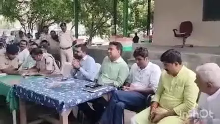 मोहिउद्दीननगर: मोहिउद्दीननगर थाना परिसर में मोहर्रम को लेकर एसडीएम की अध्यक्षता में शांति समिति की बैठक आयोजित