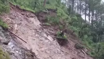 कर्णप्रयाग: बदरीनाथ राष्ट्रीय राजमार्ग उमटा बद्रीश होटल के पास 16 घंटे बाद हुआ सुचारू, लोगों ने ली राहत की सांस