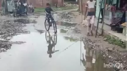 मोहम्मदी: दिलावरपुर गांव की सड़कों पर निकलना हुआ दुश्वार, वीडियो हो रहा वायरल