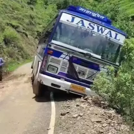ठियोग: ठियोग में एक बड़ा हादसा टला, सुबह के समय कुठार के समीप बस सड़क से बाहर हुई, सभी लोग सुरक्षित