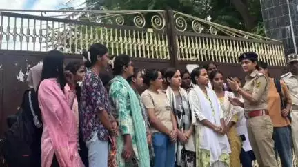डुमरा: डुमरा छात्राओं की सुरक्षा को लेकर महिला थाना सक्रिय कॉलेज व स्कूलों के आसपास की गई विशेष गस्ती