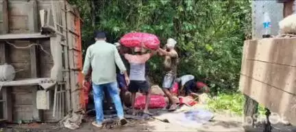 అశ్వారావుపేట: అశ్వారావుపేట మండల పరిధిలోని అచ్యుతాపురం గ్రామ సమీపంలో అదుపుతప్పి ఉల్లిపాయ లారీ బోల్తా, డ్రైవర్‌కు గాయాలు