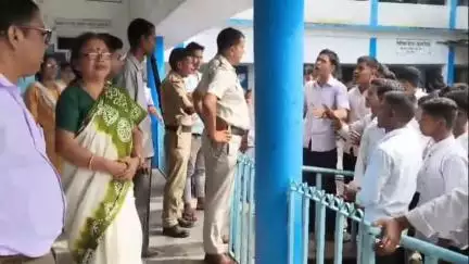 ময়নাগুড়ি: পুরাতন TIC নতুন TIC-কে পুরোনো হিসেব বুঝিয়ে দেওয়ার বৈঠককে কেন্দ্র করে বিশৃঙ্খলা জল্পেশ L.K হাই স্কুলে