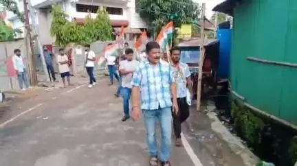 মোহনপুর: বিটারবনে সরকারের সমালোচনা স্বরূপ বিভিন্ন লিফলেট বিতরণে উপস্থিত কংগ্রেস বিধায়ক