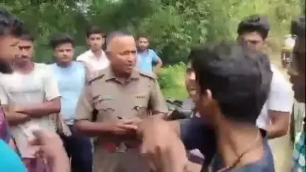 অমরপুর: জনরোষে পড়ে এক প্রকার বাধ্য হয়ে বনদপ্তরের কর্মীরা চন্দ্রপুর এলাকায় অভিযান চালিয়ে উদ্ধার করল কয়েক লাখ টাকার কাঠ