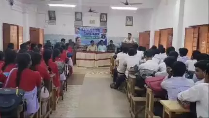 গোপীবল্লভপুর ১: পথনিরাপত্তা, বাল্য বিবাহ সহ সাইবার অপরাধ সম্পর্কে স্কুল পড়ুয়াদের সচেতন করতে পাঁচকাহানিয়া স্কুলে শিবির করল পুলিশ