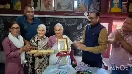 सोमेश्वर: डीएम अल्मोड़ा ने लक्ष्मी आश्रम कौसानी में राधा बहन को पद्मश्री से किया सम्मानित