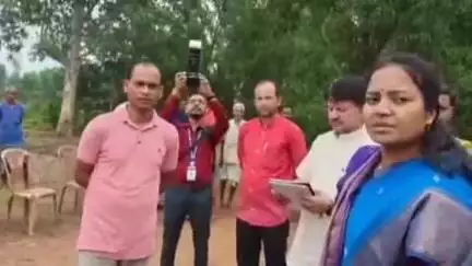 राजपुर: हाथी प्रभावित गांव अखोरा में महिला बाल विकास मंत्री लक्ष्मी राजवाड़े ने ग्रामीणों से सहज अंदाज में किया संवाद