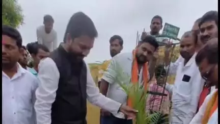 शासकीय प्राथमिक शाला संबलपुर में शाला प्रवेश उत्सव और वृक्षारोपण का आयोजन