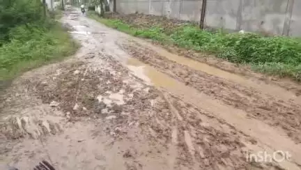 सालेकसा: रेल्वेच्या बांधकामामुळे रस्ता झाला चिखलमय, विद्यार्थ्यांसह नागरिकांना होतोय मोठा त्रास