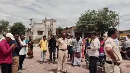 ప్రజలను అనారోగ్యాలకు గురి చేసే టవర్ నిర్మాణ పనులు తక్షణమే నిలిపివేయాలని బేతంచెర్లలో సీపీఐ నాయకుల డిమాండ్