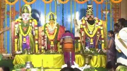 విశాఖపట్నం: పాత నగరంలోని దేవాదాయ ధర్మదాయ శాఖ ఆధ్వర్యంలో రథయాత్ర ఉత్సవాలలో భాగంగా వామనవతారంలో భక్తులకు స్వామి దర్శనం