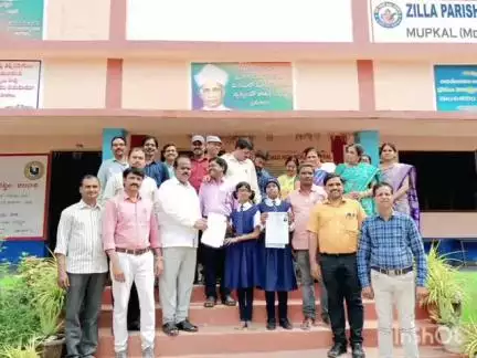 బాల్కొండ: తాను చదువు చెప్తున్న పాఠశాలలోనే తన ఇద్దరు కూతుళ్ళను చేర్పించిన ప్రభుత్వ ఉపాధ్యాయుడు