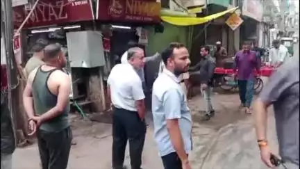 मल्हारगंज: गंदगी फैलाने और अतिक्रमण करने वालों पर नगर निगम सख्त, अपर आयुक्त ने निरीक्षण कर किया ₹43 हजार का जुर्माना