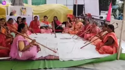 छिंदवाड़ा नगर: पांढुर्णा तिगांव हत्याकांड, अवैध आहते और अन्य मांगों को लेकर गुलाबी गैंग इंदिरा गांधी जेल तिराहे पर दे रहा धरना